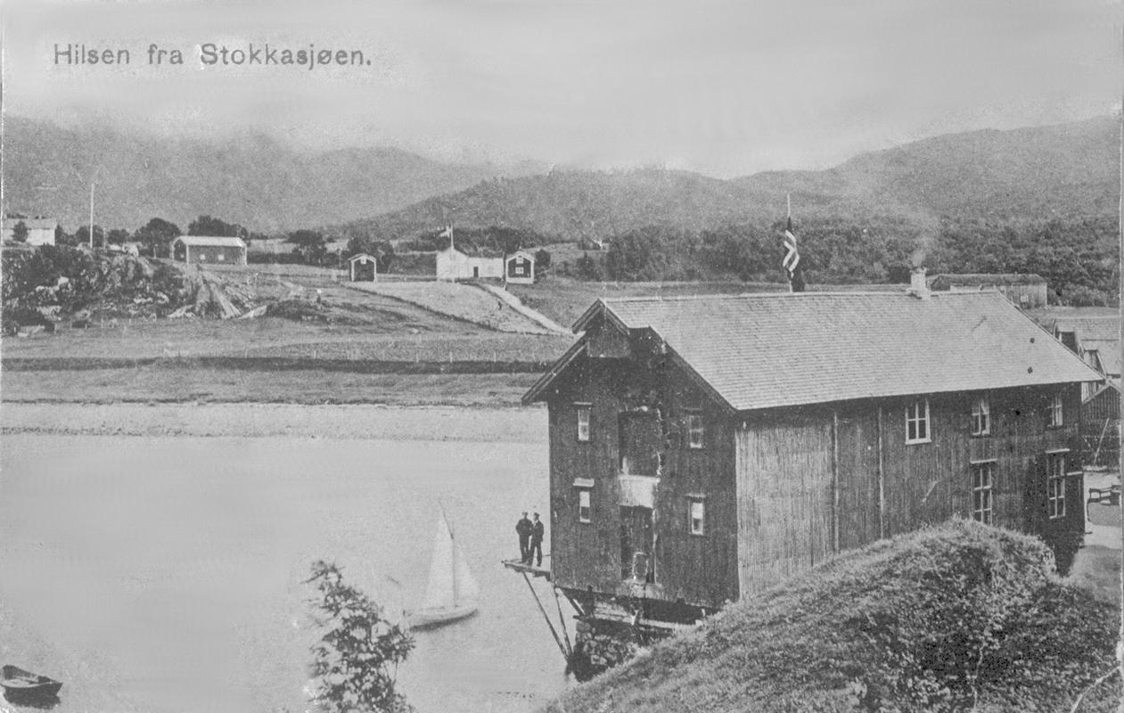 Postkort Stokkasjøen sett frå Nausthåjen. 1930-tal eller tidlegare.