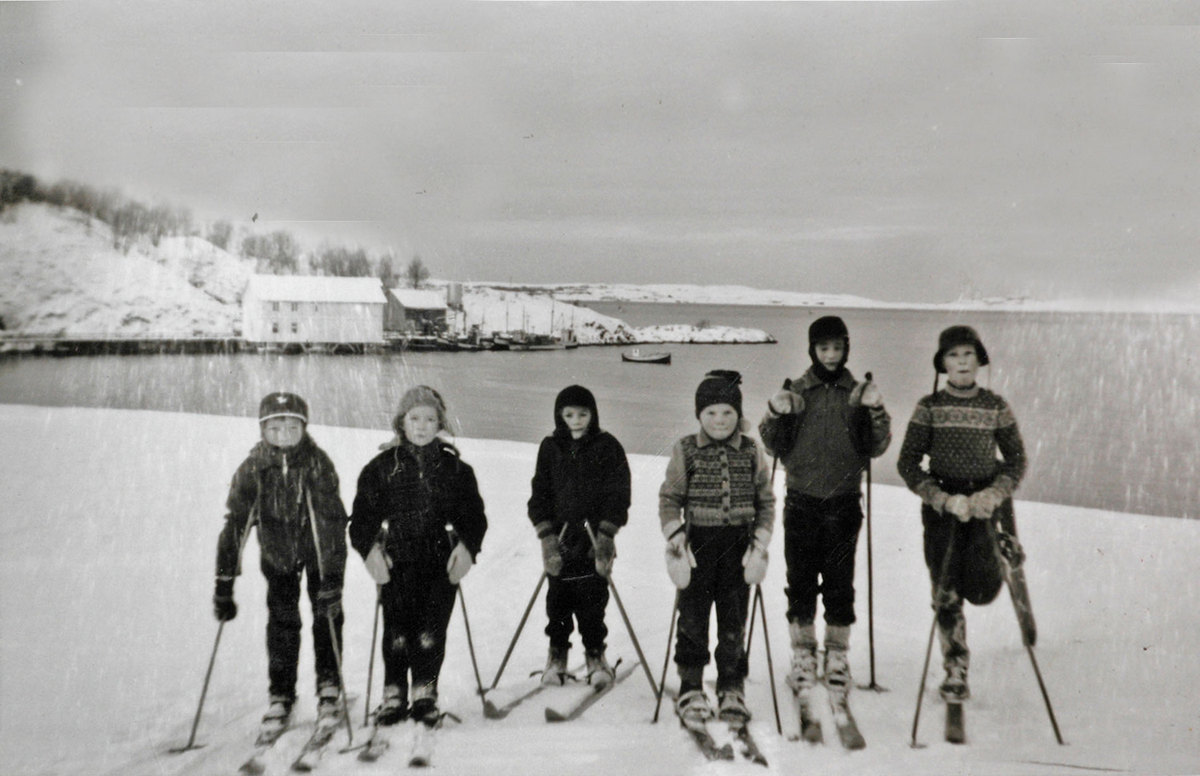 Stokkasjøen. Skolebarn på ski. I bakgrunnen skøyter som provianterer før tur til Lofoten.