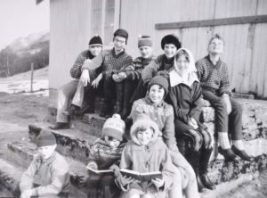 Skolebarn på trappa av skolen på Stokkasjøen