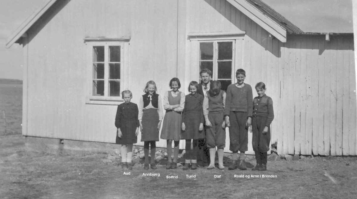 Skolebarn og lærar ved skolen på Stokkasjøen - ein gong på 1950-talet.